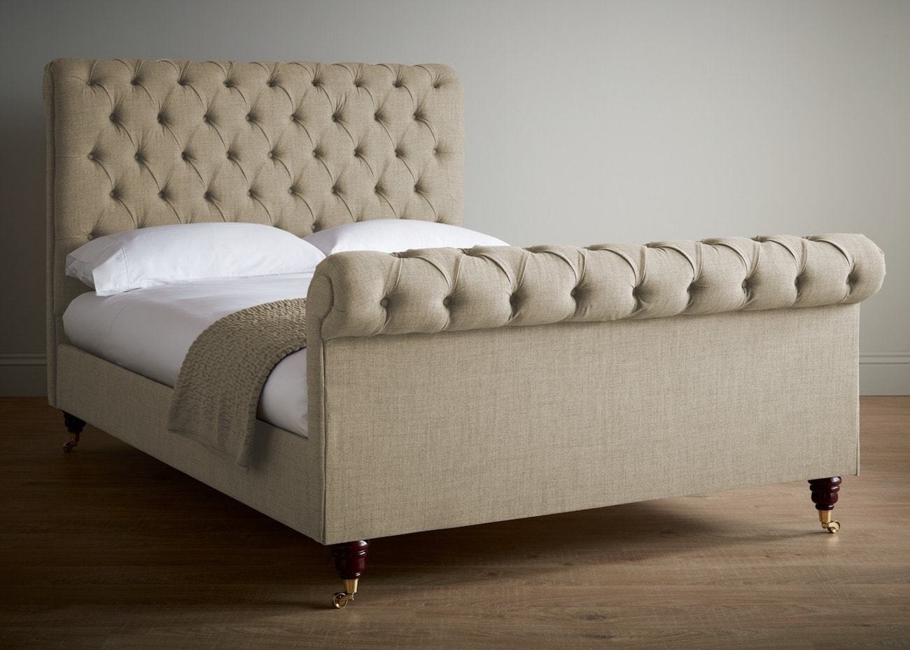 Beige Luxus Samt Textil Bett Doppel Design Chesterfield Klassische Betten